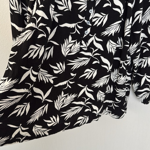 LOFT TOP IN BLACK AND WHITE LEAF PRINT ROUND NECK WITH 5 BUTTONS AT TOP 3/4 SLV - Picture 6 of 9